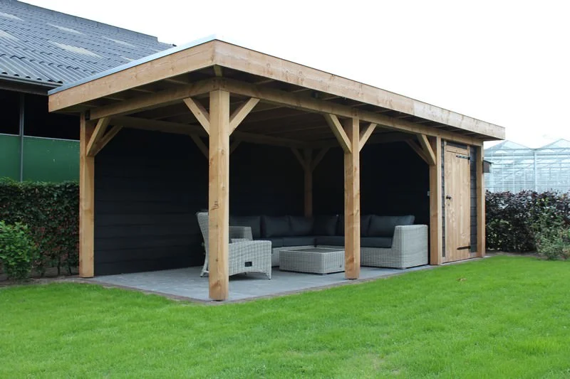 Houten terrasoverkapping met comfortabele zithoek