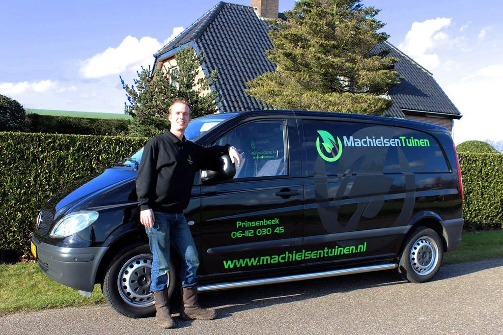 Patrick Machielsen bij de originele bedrijfsbus van Machielsen Tuinen